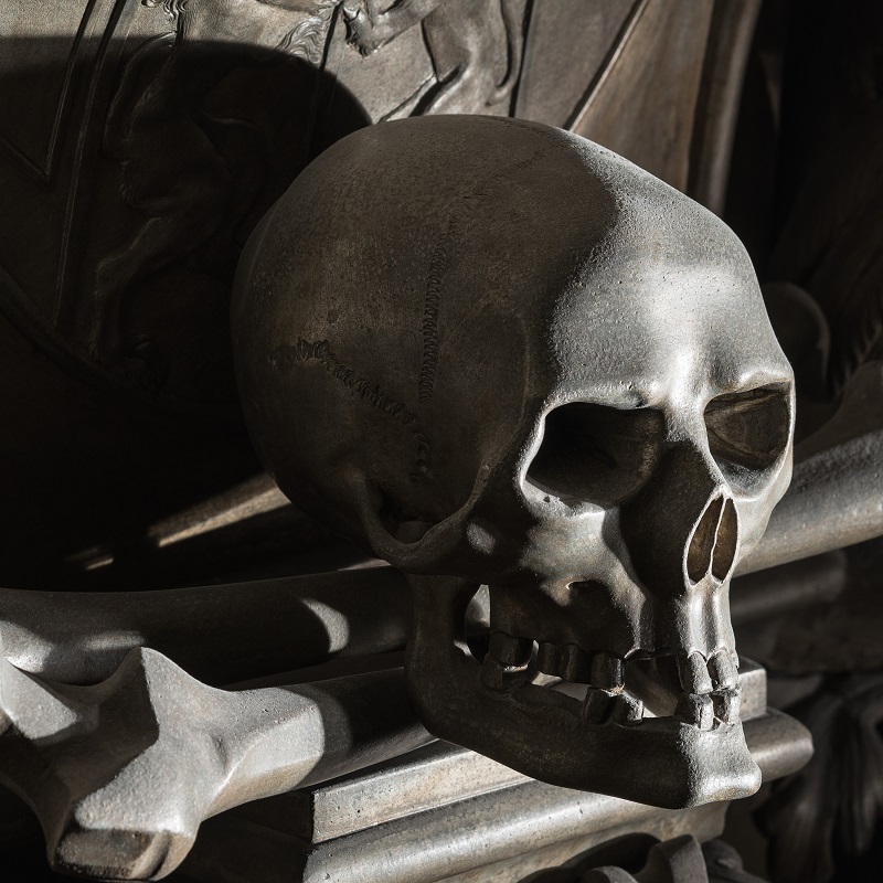 Schädel am Sarkophag von Eleonore Magdalena (Nr. 32).