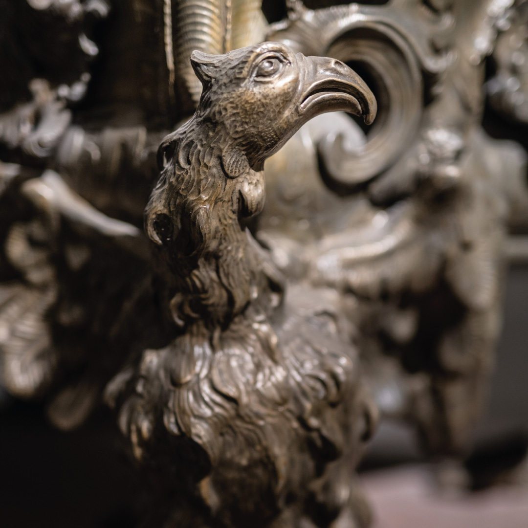 Von Helmkasuar bis Giraffenklavier / Robert Vanis, Kapuzinergruft Wien Vogelapplikation am Sarkophag von Eleonora Magdalena (Nr. 32).