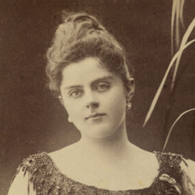 Ausschnitt der Fotografie von Mary Freiin von Vetsera von einem unbekannten Fotografen. Datiert 1887.