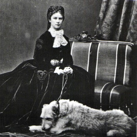 Kaiserin Elisabeth mit Hund / Österreichische Nationalbibliothek Fotografie der Kaiserin Elisabeth mit ihrem Hund von E. Rabending. Datiert 1866.